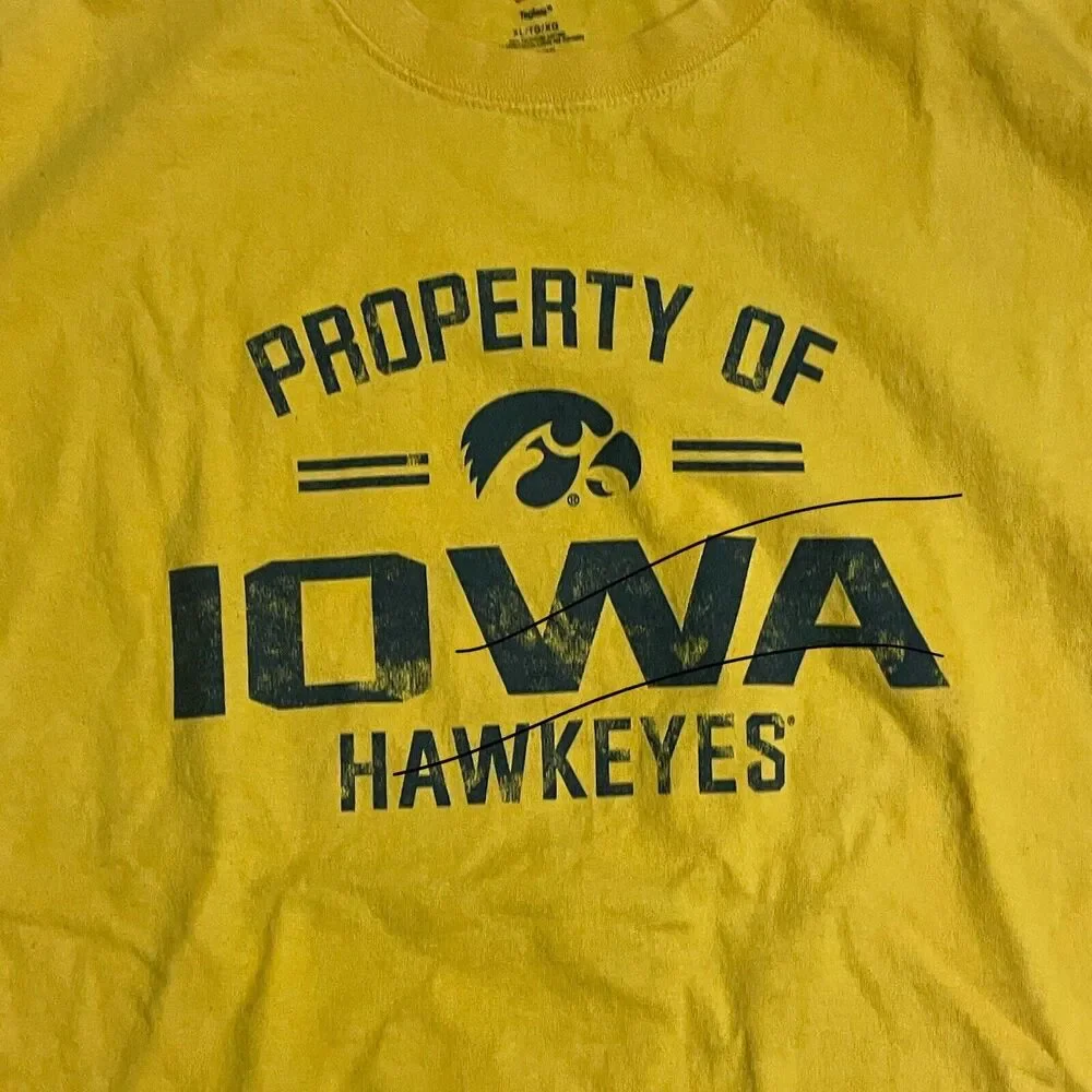 Hanes Tagless Property of Iowa Hawkeyes Tshirt Short Sleeve Crew Neck Womens XL - Picture 3 of 10